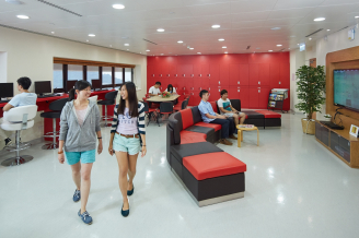 HKU Phase 1 Clinical Trials Centre received Clinical Drug Trial Accreditation by CFDA for evaluation of applications for drug registration in the Mainland China, strengthening Hong Kong’s special position as a hub for drug research and development in China and worldwide.